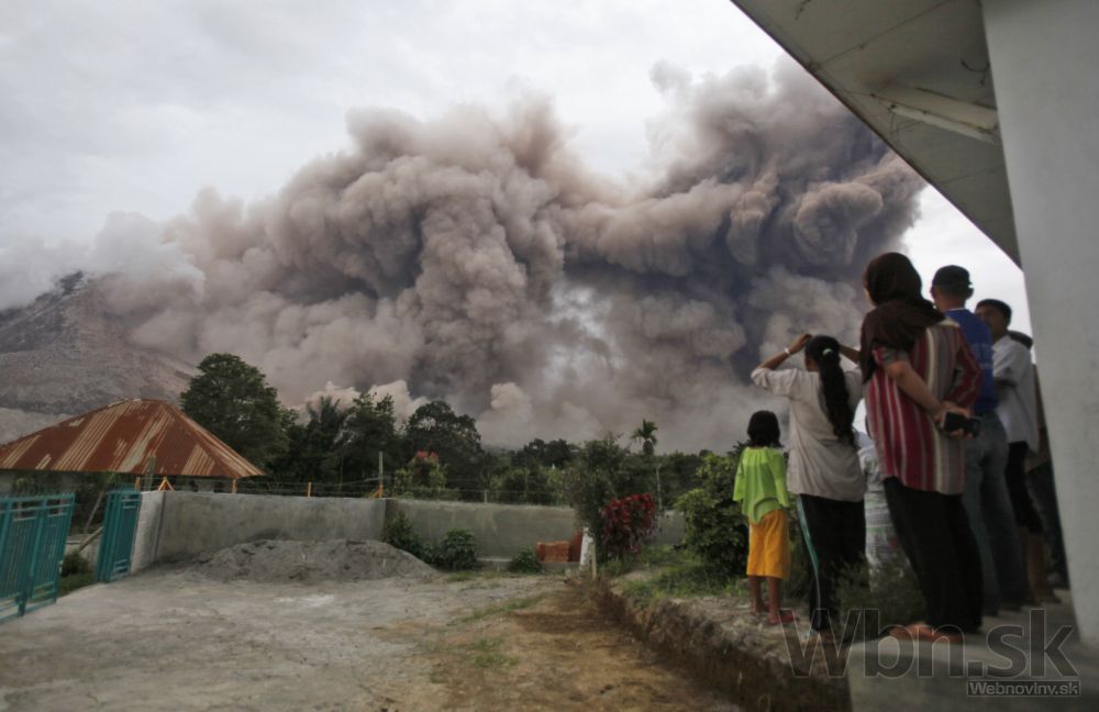 Sopka Sinabung stále chrlí popol, evakuovali tisícky ľudí