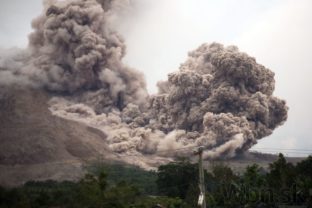 Sopka Sinabung stále chrlí popol, evakuovali tisícky ľudí