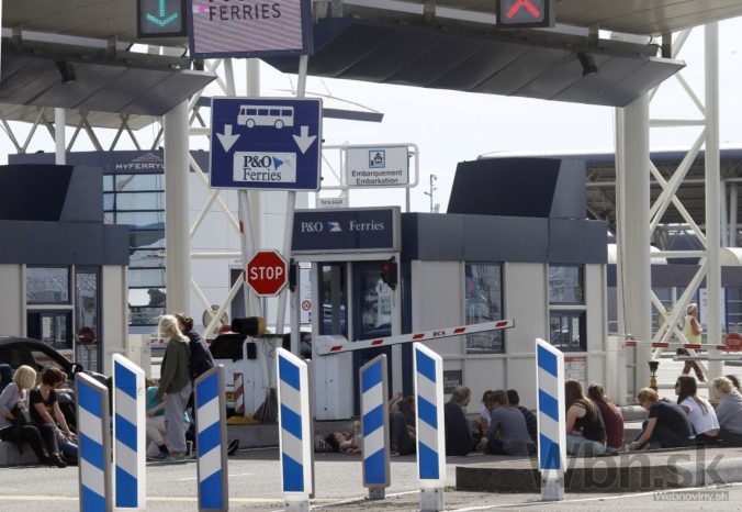 V Calais sa štrajkovalo, Briti zastavili trajektovú dopravu