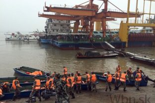 V Číne sa potopila výletná loď s takmer 460 pasažiermi