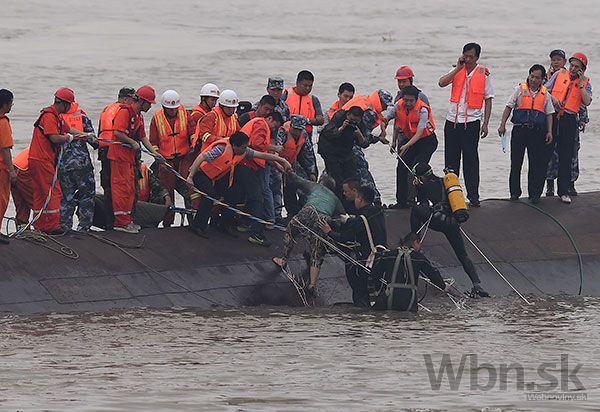 V Číne sa potopila výletná loď s takmer 460 pasažiermi