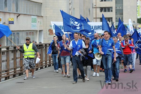 Zamestnanci automobilky v Trnave demonštrovali silu, chcú vyššie platy