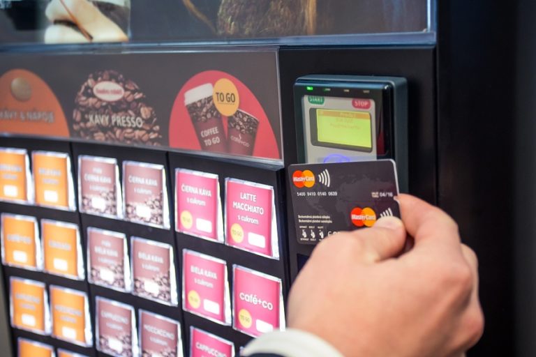Bezkontakt delikomat mastercard karty terminál