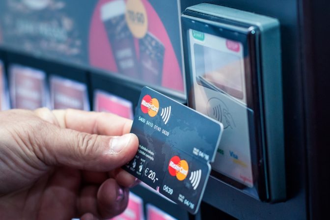 Bezkontakt delikomat mastercard karty terminál