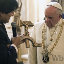 Evo Morales daroval pápežovi Krista ukrižovaného na kosáku a kladive