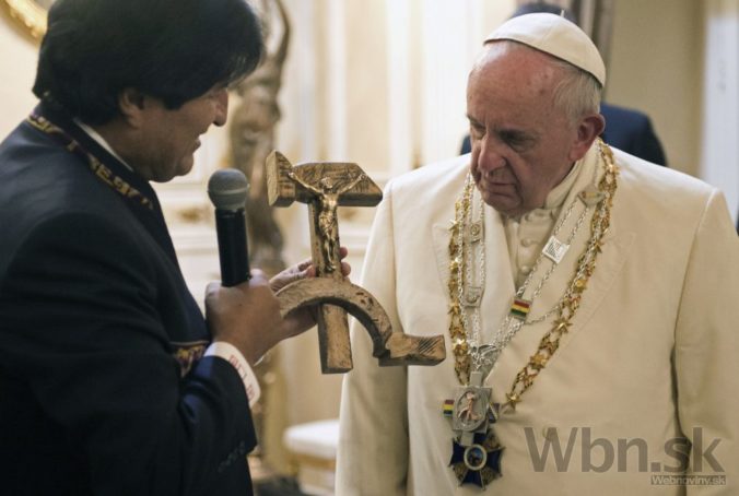 Evo Morales daroval pápežovi Krista ukrižovaného na kosáku a kladive