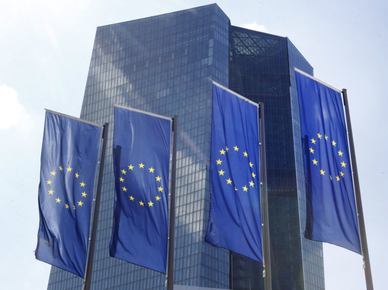 ECB, EÚ