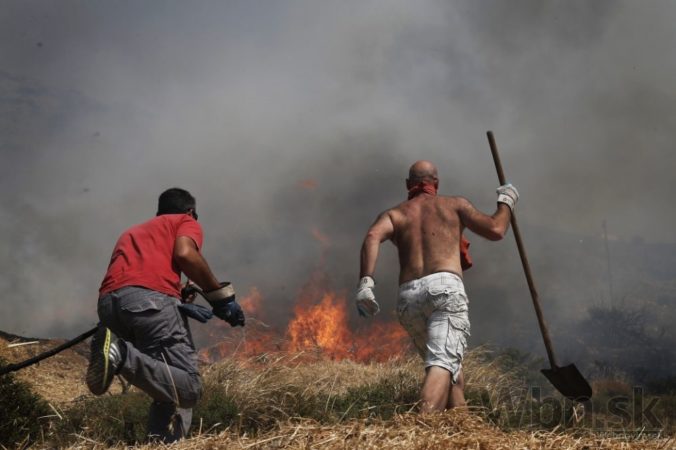 Grécke požiare majú na svedomí prvú obeť, hasiči varovali verejnosť