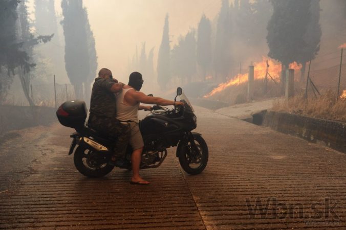 Grécko sužujú požiare, bojujú s nimi desiatky hasičov