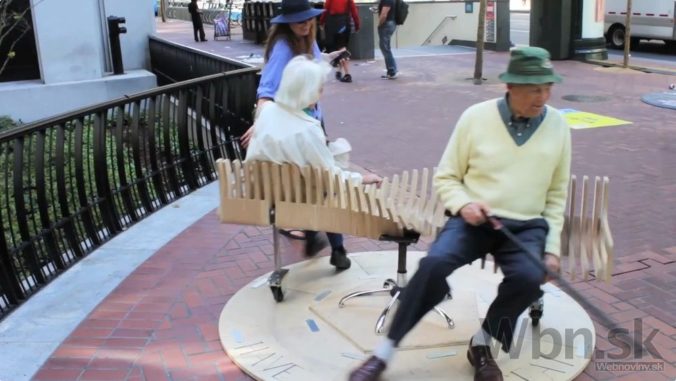 Hravá lavička spája cudzích ľudí v meste. Uhádnete ako?
