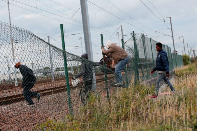 Ilegálnych migrantov z Británie deportujeme, varuje Cameron