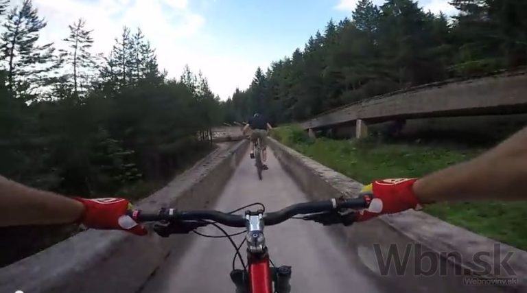 Jazda smrti? Muž testoval olympijskú bobovú dráhu na bicykli