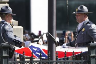 Južná Karolína odstránila vlajku, ktorá je symbolom rasizmu