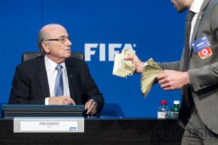 Komik, ktorý zahádzal Blattera bankovkami, čelí obvineniu