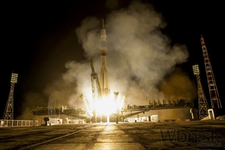Kozmická loď Sojuz s trojčlennou posádkou sa úspešne s ISS