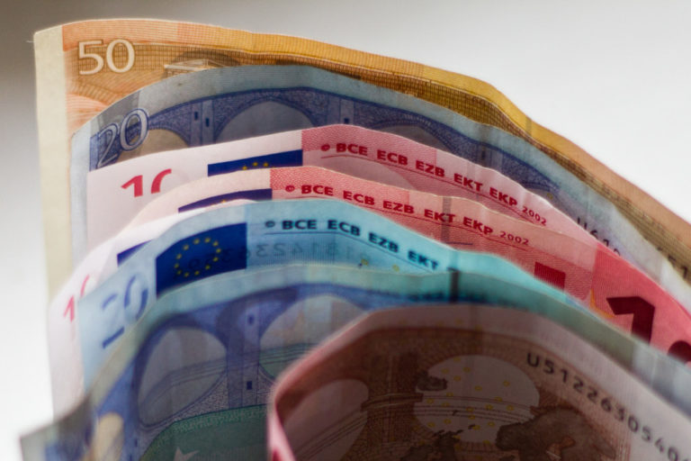 Euro bankovky peniaze