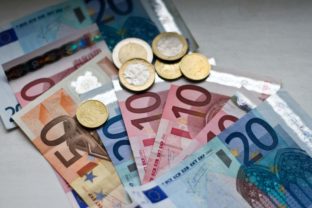 Euro bankovky peniaze mince