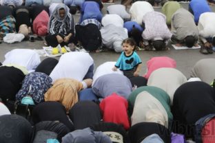 Moslimovia slávia koniec ramadánu