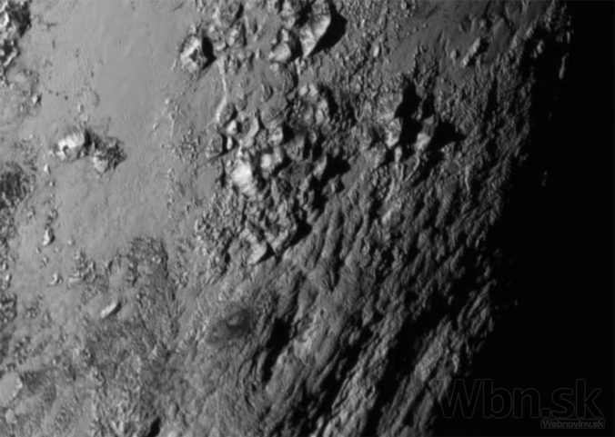 Na povrchu Pluta sú vysoké hory, ale žiadne krátery