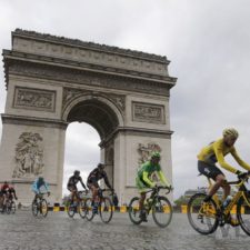 Najkrajšie momenty z poslednej etapy Tour de France 2015