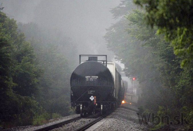 Po vykoľajení vlaku s chemikáliami evakuovali tisíce ľudí