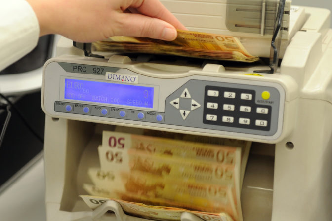 Zmenáreň, peniaze, euro, bankovky
