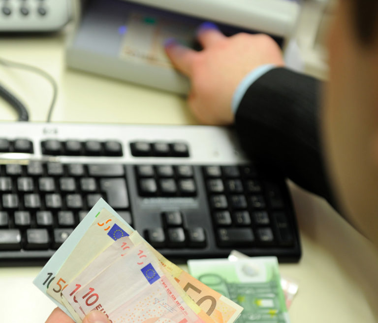 Zmenáreň, peniaze, euro, bankovky