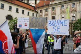 V centre Prahy sa demonštrovalo za i proti utečencom