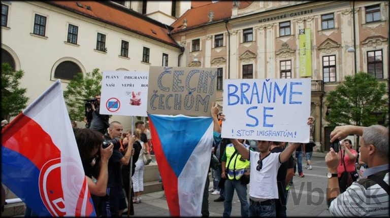 V centre Prahy sa demonštrovalo za i proti utečencom