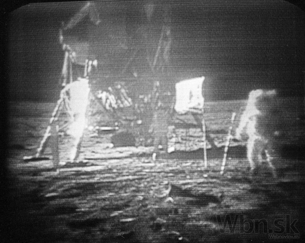 Začala sa internetová zbierka na záchranu skafandra astronauta Armstro