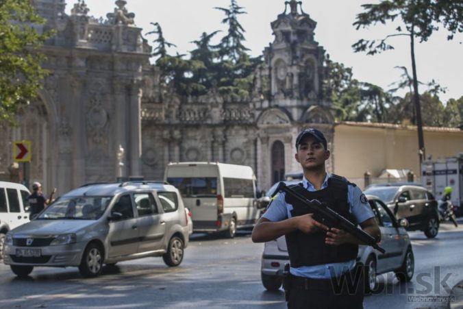 Dvaja útočníci spustili paľbu na strážcov paláca v Istanbule