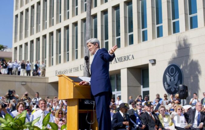 Kerry zavítal na historickú návštevu Kuby, oživil veľvyslanectvo