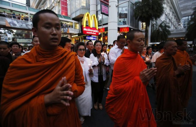 Ľudia si minútou ticha pripomenuli explóziu bomby v Thajsku