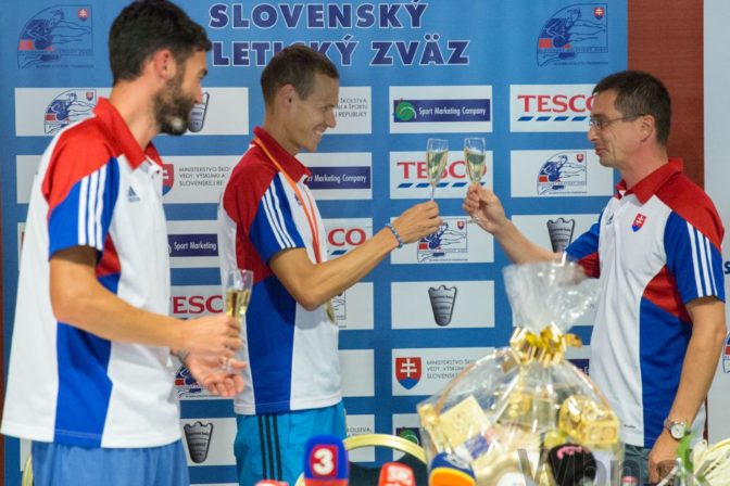 Matej Tóth ukázal zlatú medailu z majstrovstiev sveta