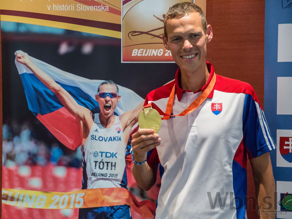 Matej Tóth ukázal zlatú medailu z majstrovstiev sveta
