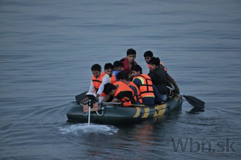 Migranti sa túžia dostať na Kos, zápasili o miesto na lodi