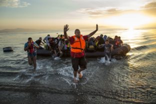 Migranti sa túžia dostať na Kos, zápasili o miesto na lodi