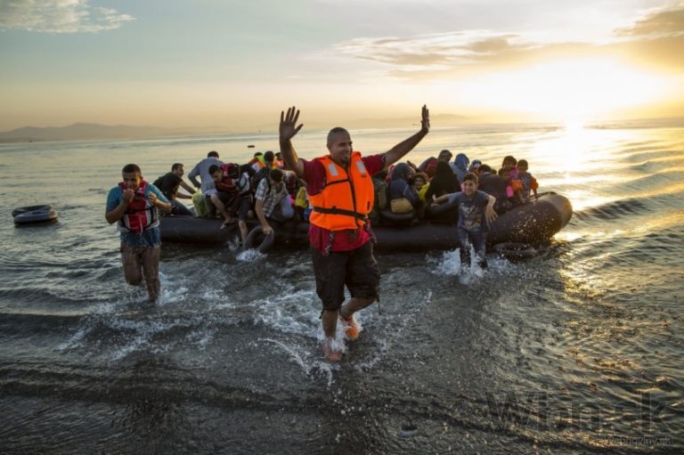 Migranti sa túžia dostať na Kos, zápasili o miesto na lodi