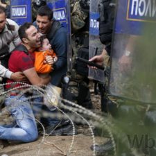 Migranti v Macedónsku útočili na políciu, tá použila granáty