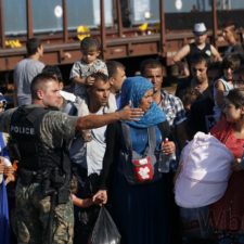 Migranti v Macedónsku útočili na políciu, tá použila granáty