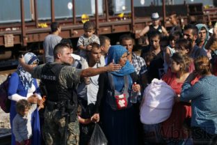 Migranti v Macedónsku útočili na políciu, tá použila granáty