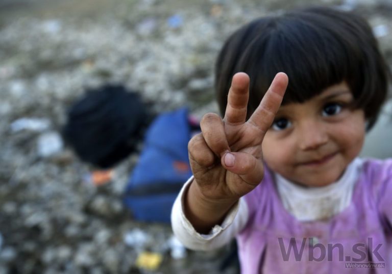 Migranti v Macedónsku útočili na políciu, tá použila granáty