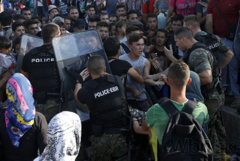 Migranti v Macedónsku útočili na políciu, tá použila granáty