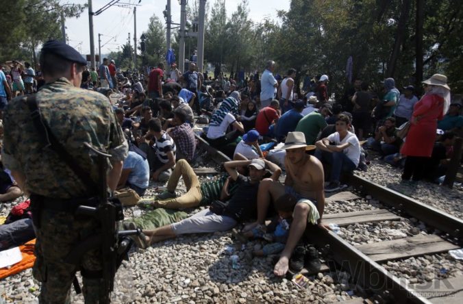 Migranti v Macedónsku útočili na políciu, tá použila granáty