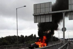 Na prístavnom moste horelo auto