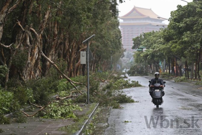 Obrazom: Taiwan bičuje ničivý tajfún, na konte má už obete