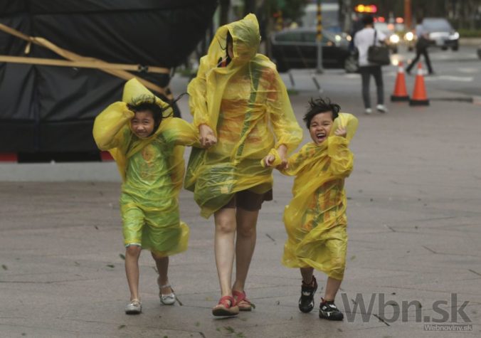 Obrazom: Taiwan bičuje ničivý tajfún, na konte má už obete