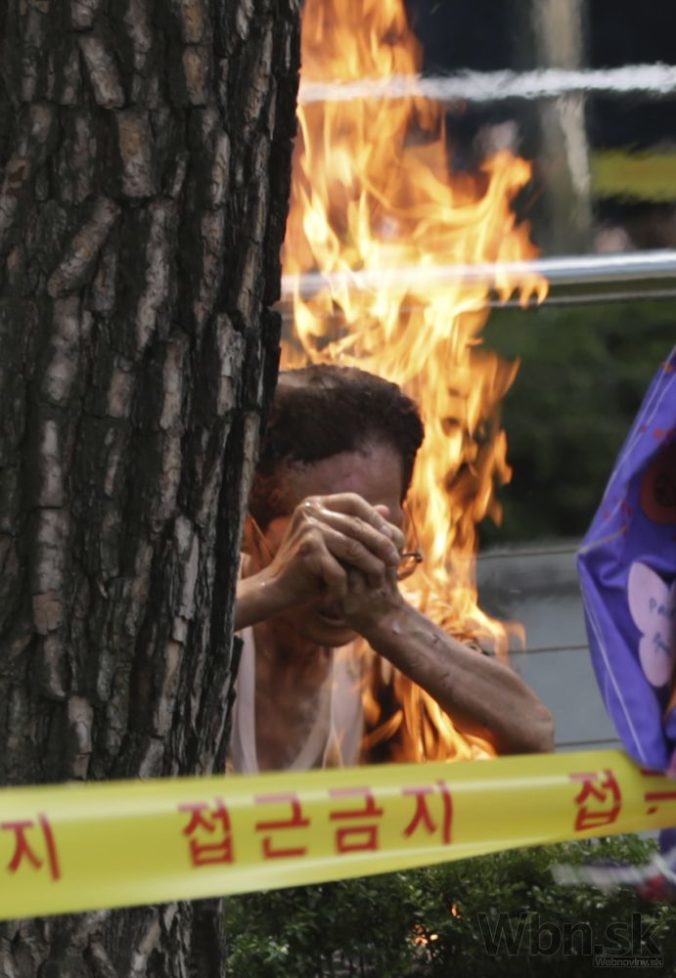 Pred japonským veľvyslanectvom v Soule sa podpálil 81 ročný muž
