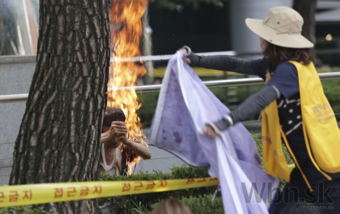 Pred japonským veľvyslanectvom v Soule sa podpálil 81 ročný muž