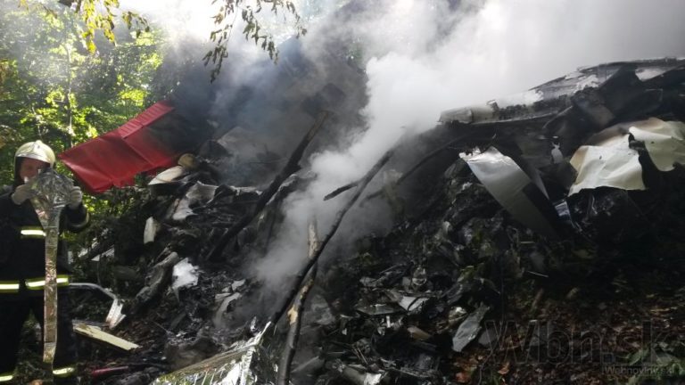 Pri Ilave sa zrazili dve lietadlá, sedem ľudí nehodu neprežilo